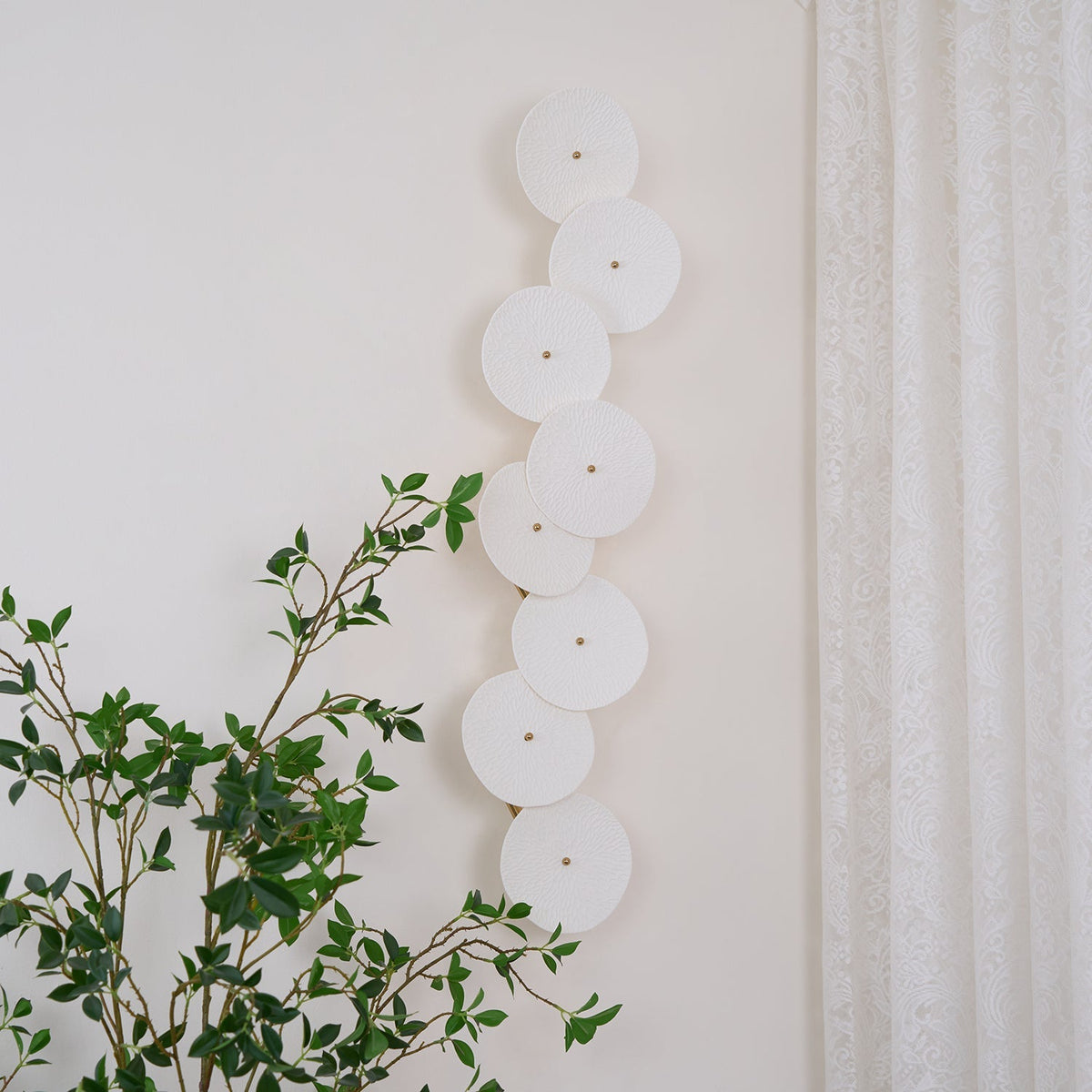 Aplique de pétalo esculpido dorado y blanco, lámpara LED Art Déco para pasillo, sala de estar, meditación, dormitorio, acento, 19.7 pulgadas, montaje en pared, iluminación interior | Thomler
