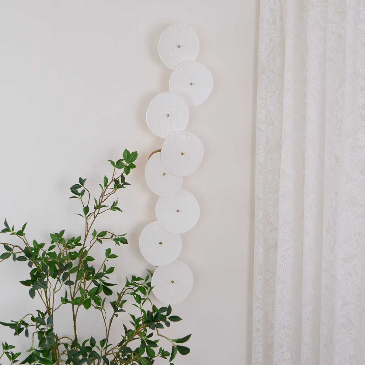 Aplique de pétalo esculpido dorado y blanco, lámpara LED Art Déco para pasillo, sala de estar, meditación, dormitorio, acento, 19.7 pulgadas, montaje en pared, iluminación interior | Thomler