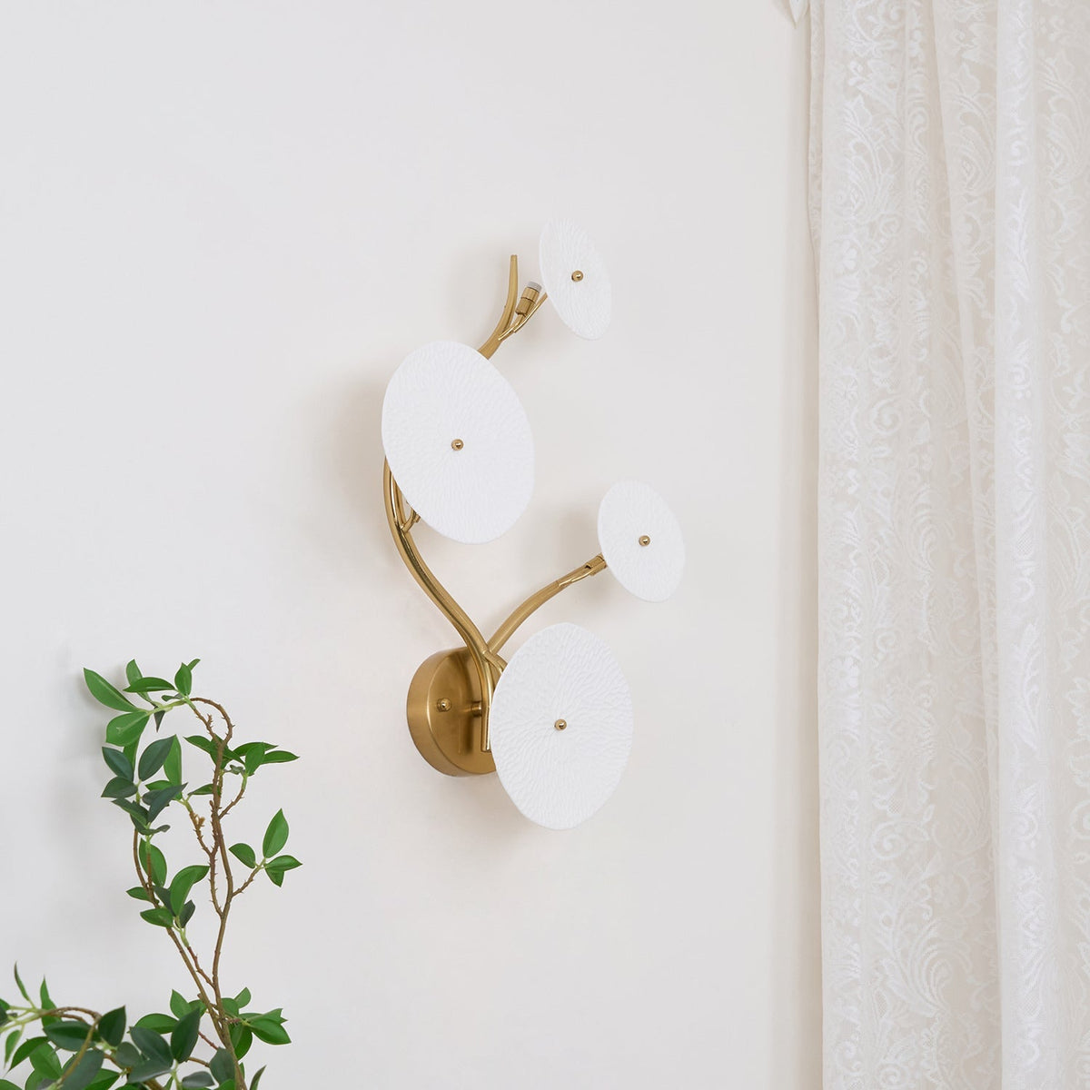 Aplique de pétalo esculpido dorado y blanco, lámpara LED Art Déco para pasillo, sala de estar, meditación, dormitorio, acento, 19.7 pulgadas, montaje en pared, iluminación interior | Thomler