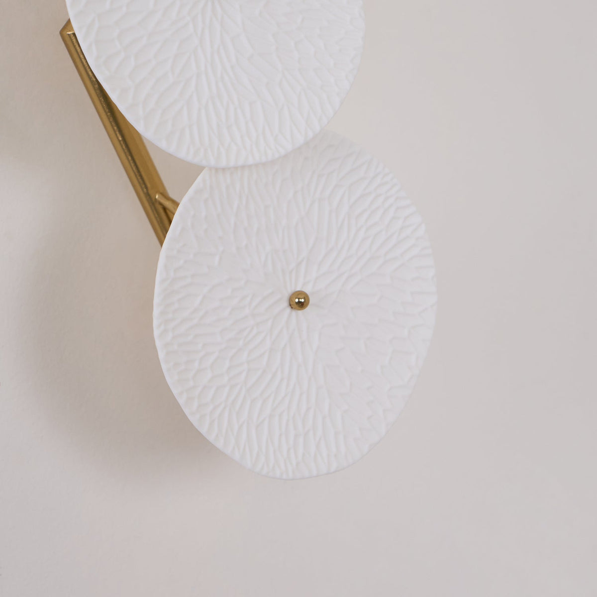 Aplique de pétalo esculpido dorado y blanco, lámpara LED Art Déco para pasillo, sala de estar, meditación, dormitorio, acento, 19.7 pulgadas, montaje en pared, iluminación interior | Thomler