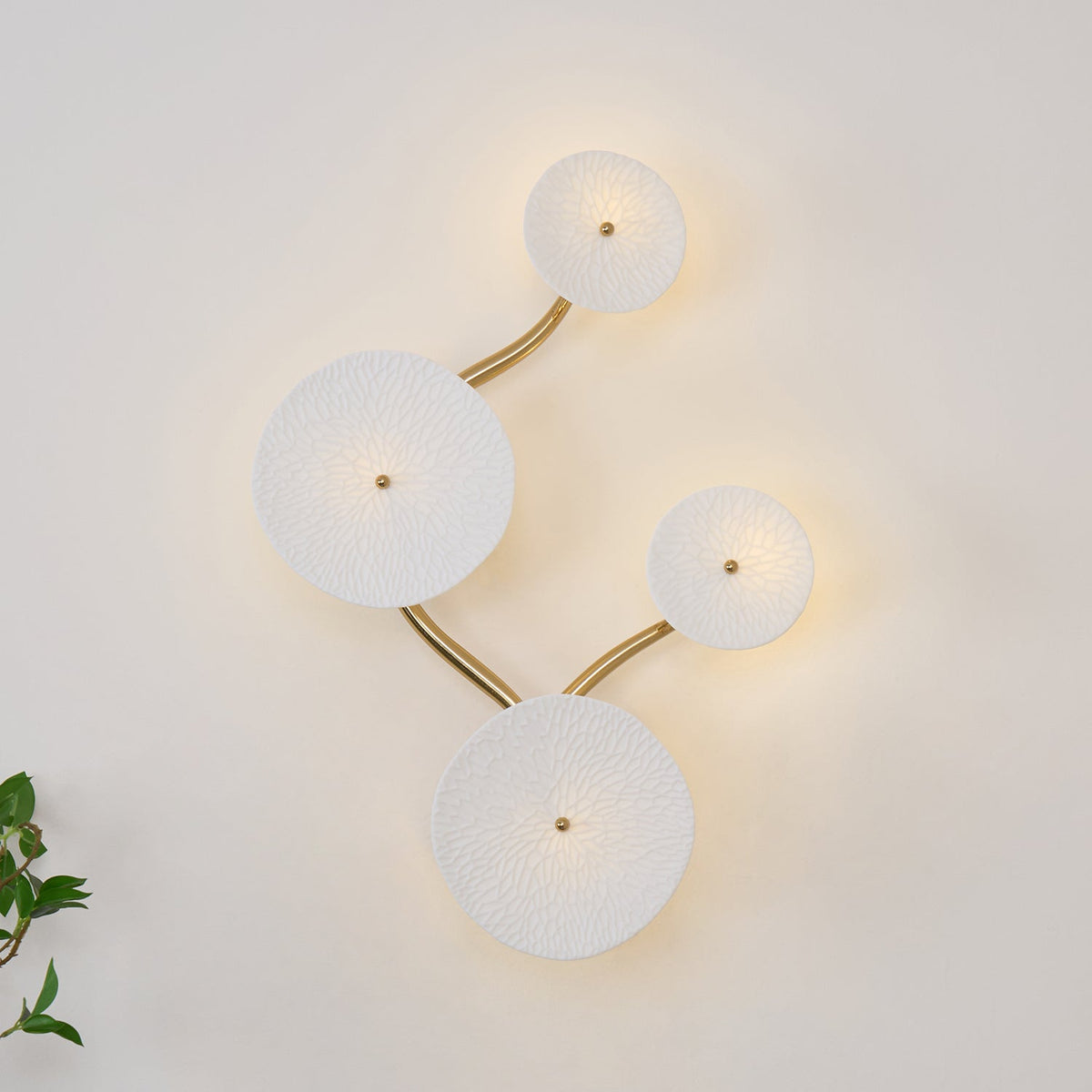 Aplique de pétalo esculpido dorado y blanco, lámpara LED Art Déco para pasillo, sala de estar, meditación, dormitorio, acento, 19.7 pulgadas, montaje en pared, iluminación interior | Thomler
