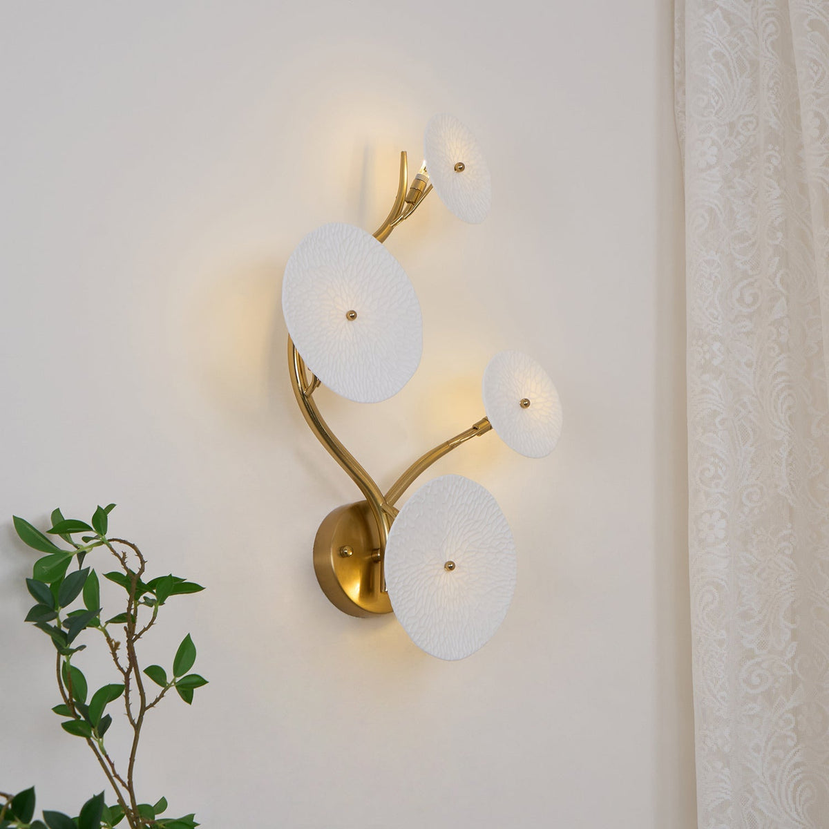 Aplique de pétalo esculpido dorado y blanco, lámpara LED Art Déco para pasillo, sala de estar, meditación, dormitorio, acento, 19.7 pulgadas, montaje en pared, iluminación interior | Thomler