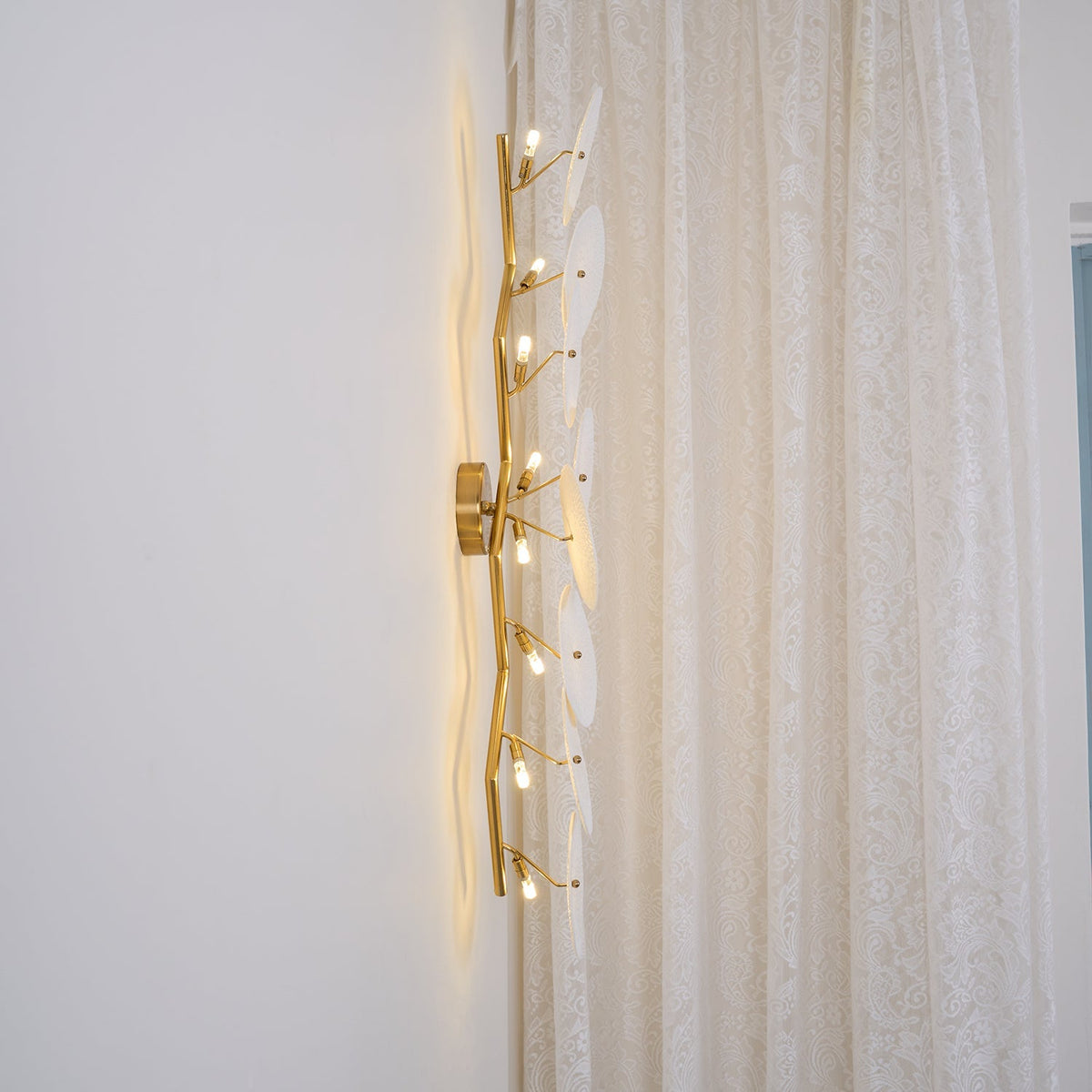Aplique de pétalo esculpido dorado y blanco, lámpara LED Art Déco para pasillo, sala de estar, meditación, dormitorio, acento, 19.7 pulgadas, montaje en pared, iluminación interior | Thomler