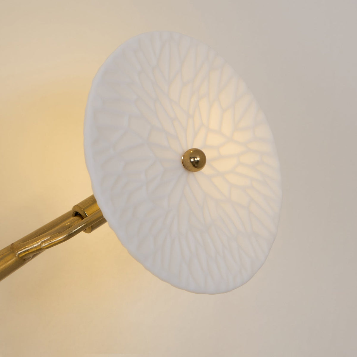 Aplique de pétalo esculpido dorado y blanco, lámpara LED Art Déco para pasillo, sala de estar, meditación, dormitorio, acento, 19.7 pulgadas, montaje en pared, iluminación interior | Thomler