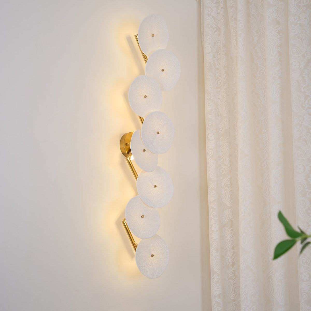 Aplique de pétalo esculpido dorado y blanco, lámpara LED Art Déco para pasillo, sala de estar, meditación, dormitorio, acento, 19.7 pulgadas, montaje en pared, iluminación interior | Thomler
