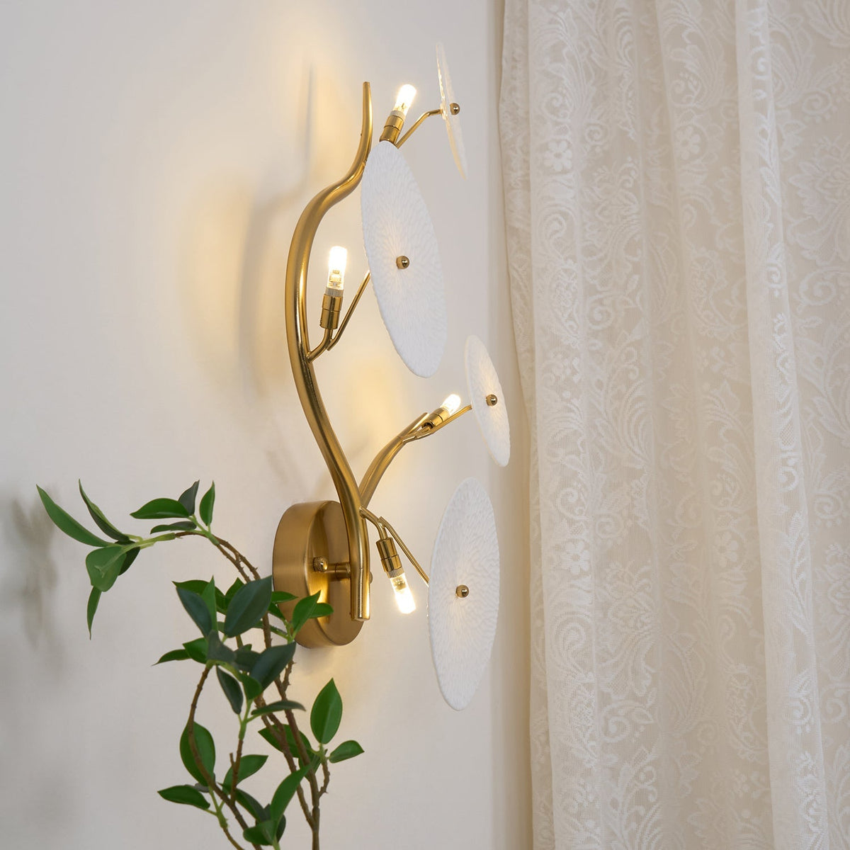 Aplique de pétalo esculpido dorado y blanco, lámpara LED Art Déco para pasillo, sala de estar, meditación, dormitorio, acento, 19.7 pulgadas, montaje en pared, iluminación interior | Thomler
