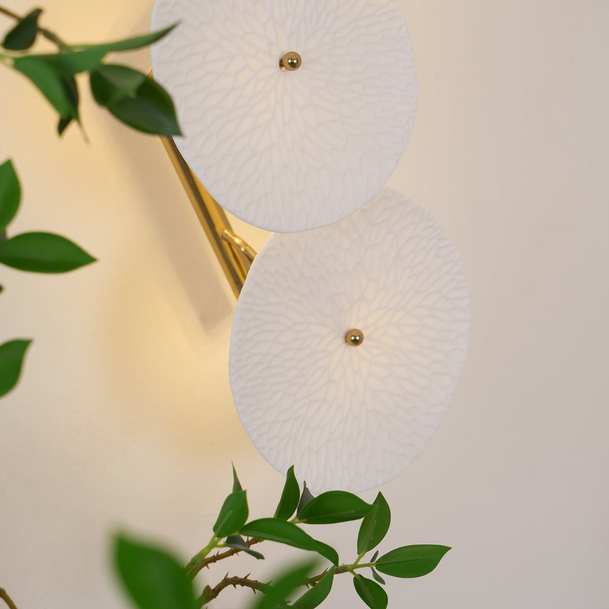 Aplique de pétalo esculpido dorado y blanco, lámpara LED Art Déco para pasillo, sala de estar, meditación, dormitorio, acento, 19.7 pulgadas, montaje en pared, iluminación interior | Thomler