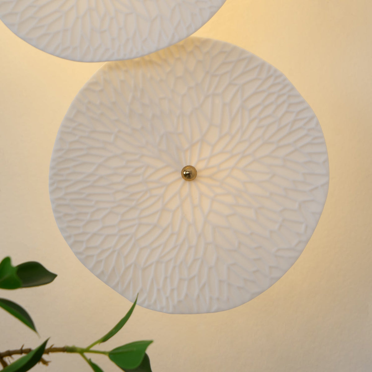 Aplique de pétalo esculpido dorado y blanco, lámpara LED Art Déco para pasillo, sala de estar, meditación, dormitorio, acento, 19.7 pulgadas, montaje en pared, iluminación interior | Thomler