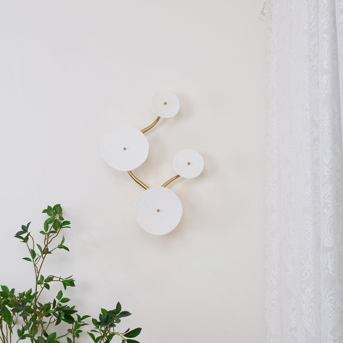 Aplique de pétalo esculpido dorado y blanco, lámpara LED Art Déco para pasillo, sala de estar, meditación, dormitorio, acento, 19.7 pulgadas, montaje en pared, iluminación interior | Thomler
