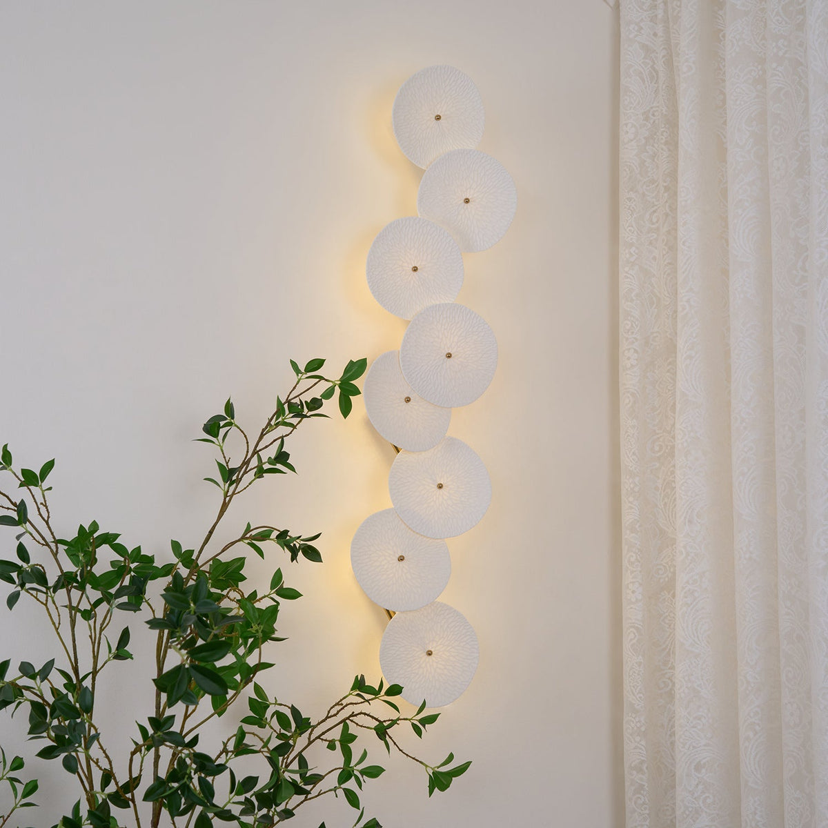 Aplique de pétalo esculpido dorado y blanco, lámpara LED Art Déco para pasillo, sala de estar, meditación, dormitorio, acento, 19.7 pulgadas, montaje en pared, iluminación interior | Thomler