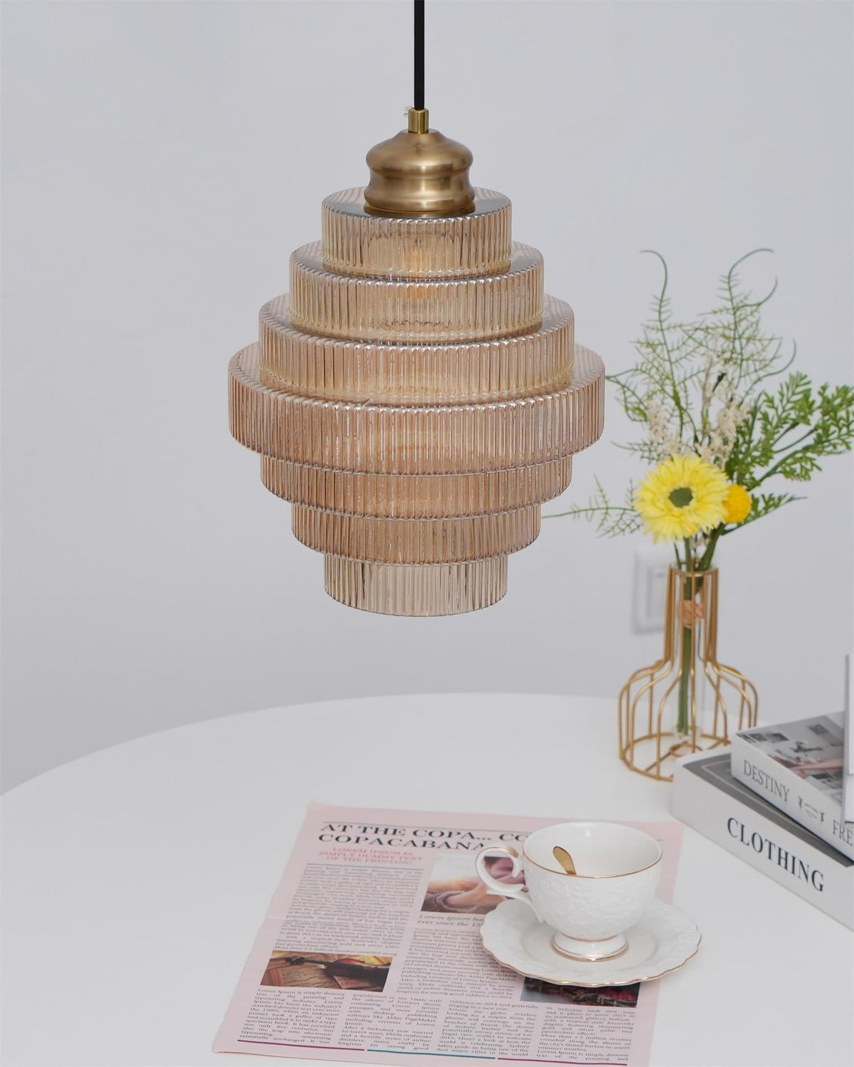Lámpara colgante de cristal escalonado de 9.8 pulgadas, luz cálida, pantalla estriada, detalles en latón, altura ajustable, color gris humo ámbar, bombilla E26, modelo D | Thomler
