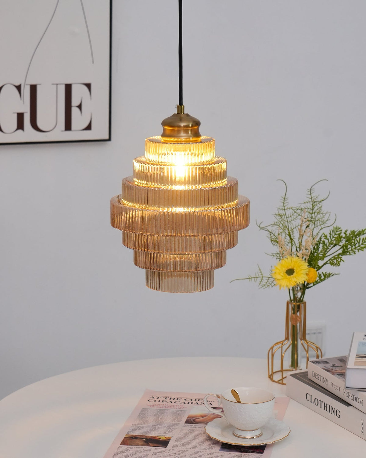 Lámpara colgante de cristal escalonado de 9.8 pulgadas, luz cálida, pantalla estriada, detalles en latón, altura ajustable, color gris humo ámbar, bombilla E26, modelo D | Thomler