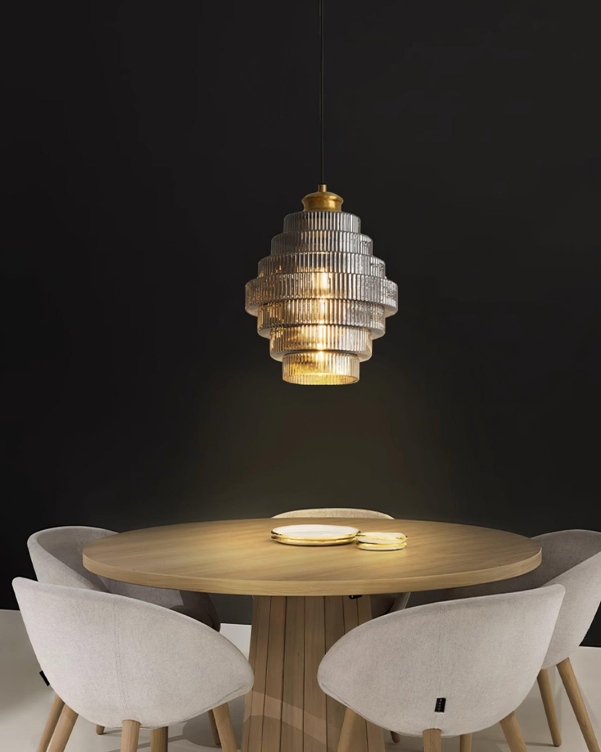 Lámpara colgante de cristal escalonado de 9.8 pulgadas, luz cálida, pantalla estriada, detalles en latón, altura ajustable, color gris humo ámbar, bombilla E26, modelo D | Thomler