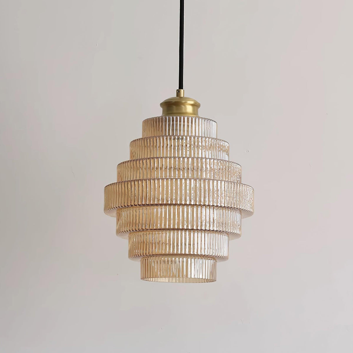 Lámpara colgante de cristal escalonado de 9.8 pulgadas, luz cálida, pantalla estriada, detalles en latón, altura ajustable, color gris humo ámbar, bombilla E26, modelo D | Thomler