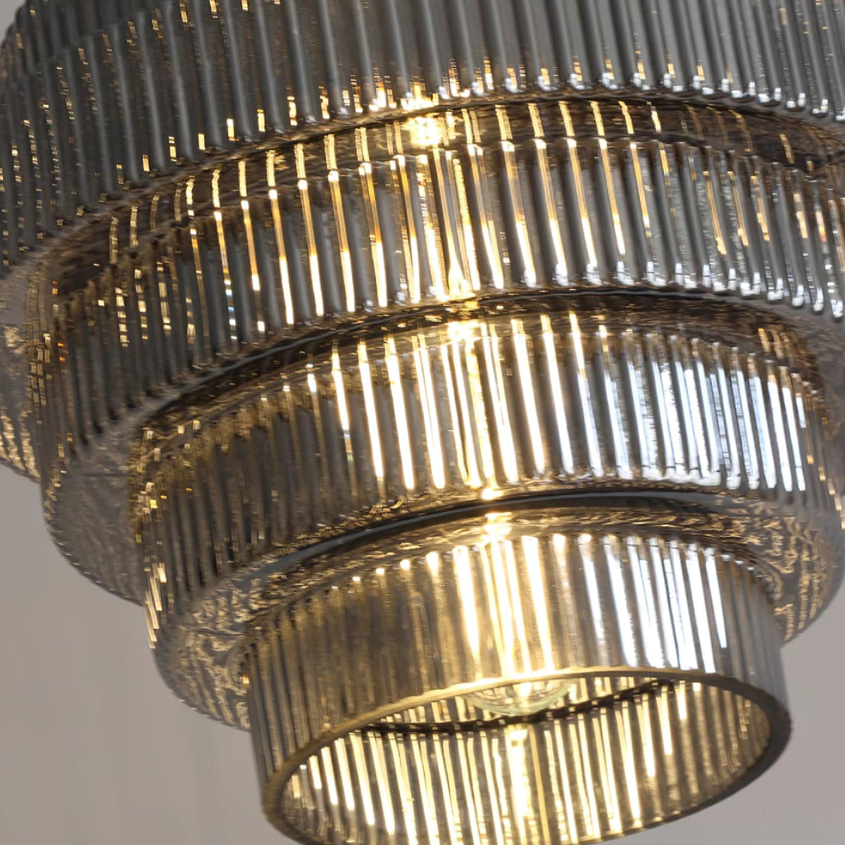 Lámpara colgante de cristal escalonado de 9.8 pulgadas, luz cálida, pantalla estriada, detalles en latón, altura ajustable, color gris humo ámbar, bombilla E26, modelo D | Thomler