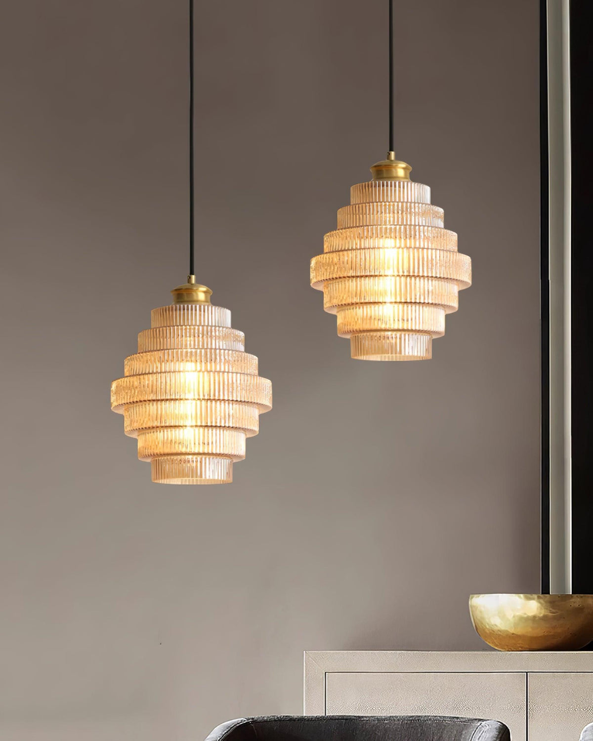 Lámpara colgante de cristal escalonado de 9.8 pulgadas, luz cálida, pantalla estriada, detalles en latón, altura ajustable, color gris humo ámbar, bombilla E26, modelo D | Thomler