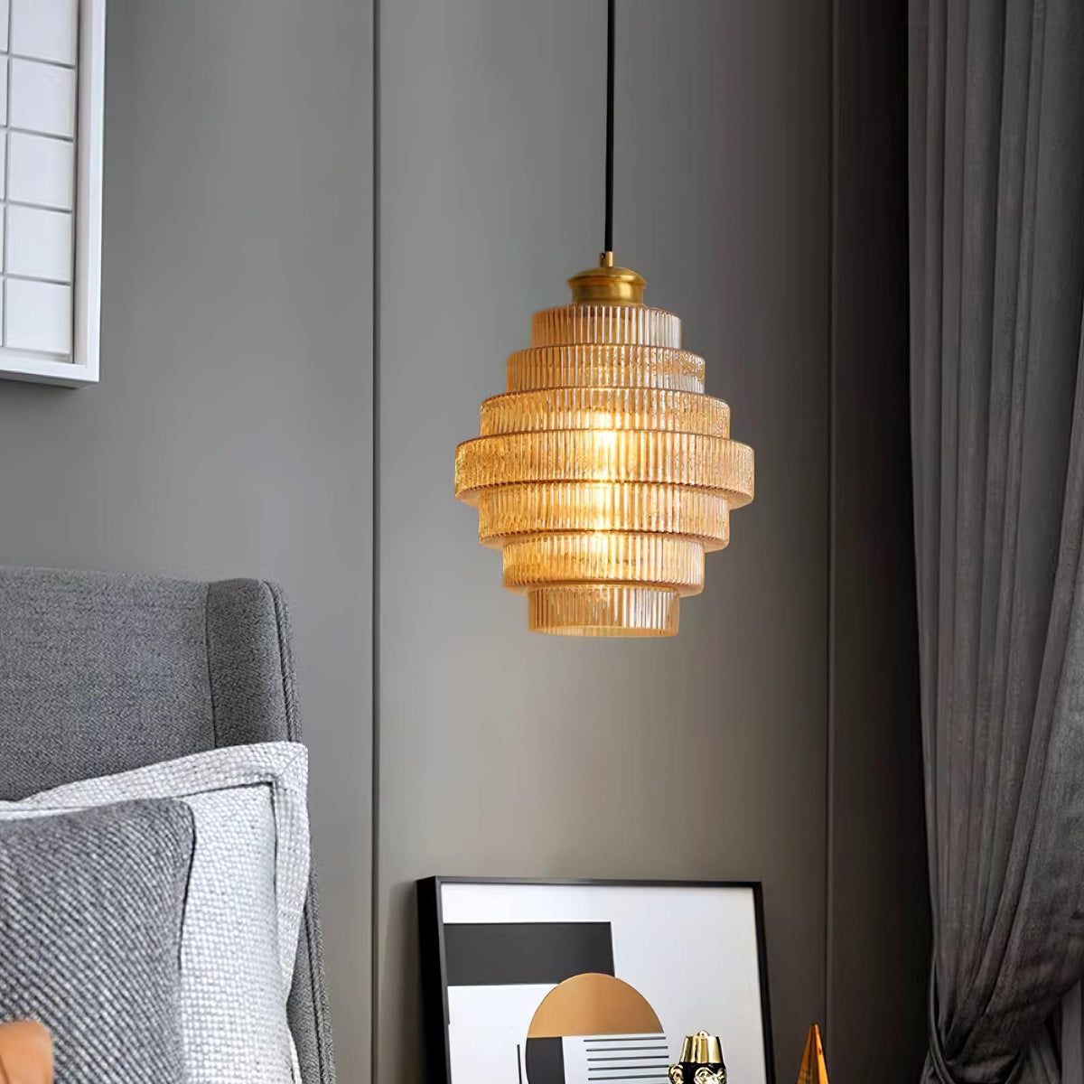 Lámpara colgante de cristal escalonado de 9.8 pulgadas, luz cálida, pantalla estriada, detalles en latón, altura ajustable, color gris humo ámbar, bombilla E26, modelo D | Thomler