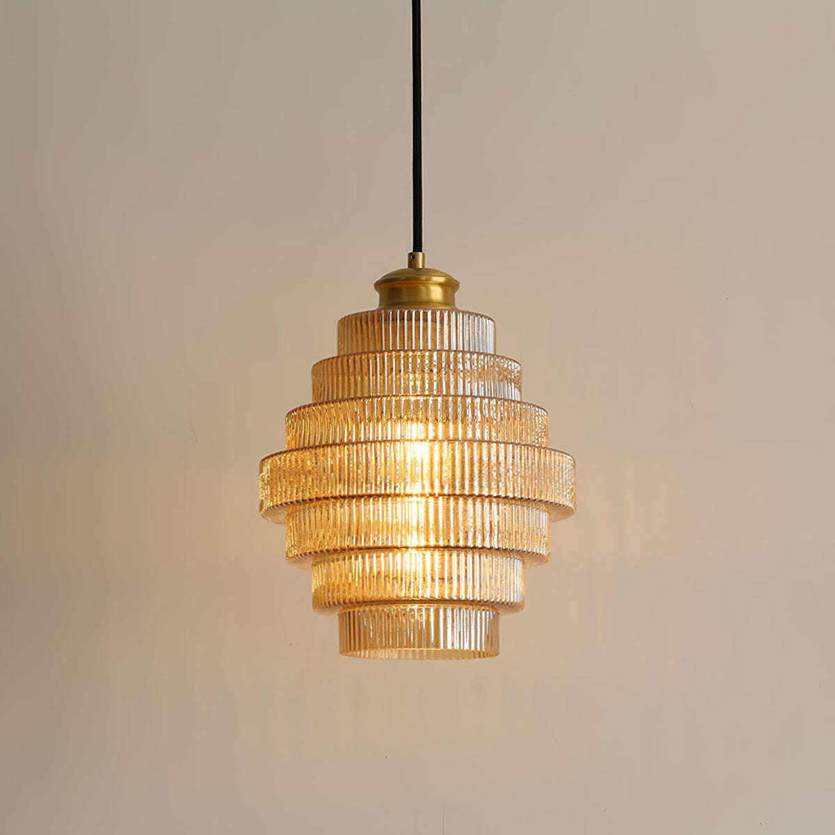 Gelaagde glazen plafondhanglamp 9,8 inch armatuur warme gloed hanglamp geribbelde kap messing detail verstelbare hoogte amberkleurig rookgrijs E26 lamp D | Thomler