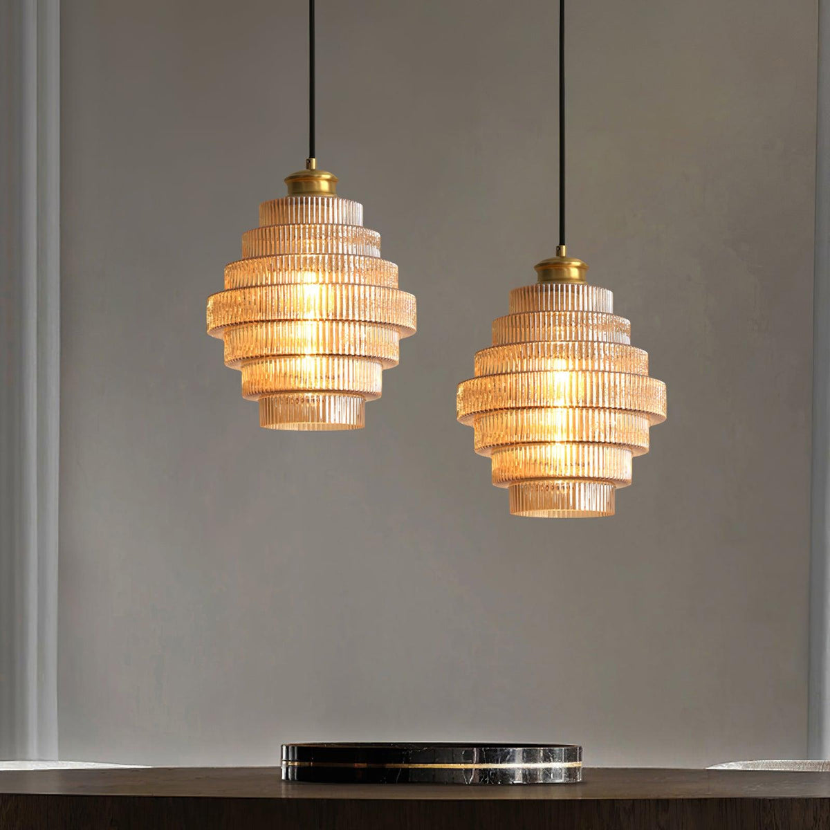 Lámpara colgante de cristal escalonado de 9.8 pulgadas, luz cálida, pantalla estriada, detalles en latón, altura ajustable, color gris humo ámbar, bombilla E26, modelo D | Thomler