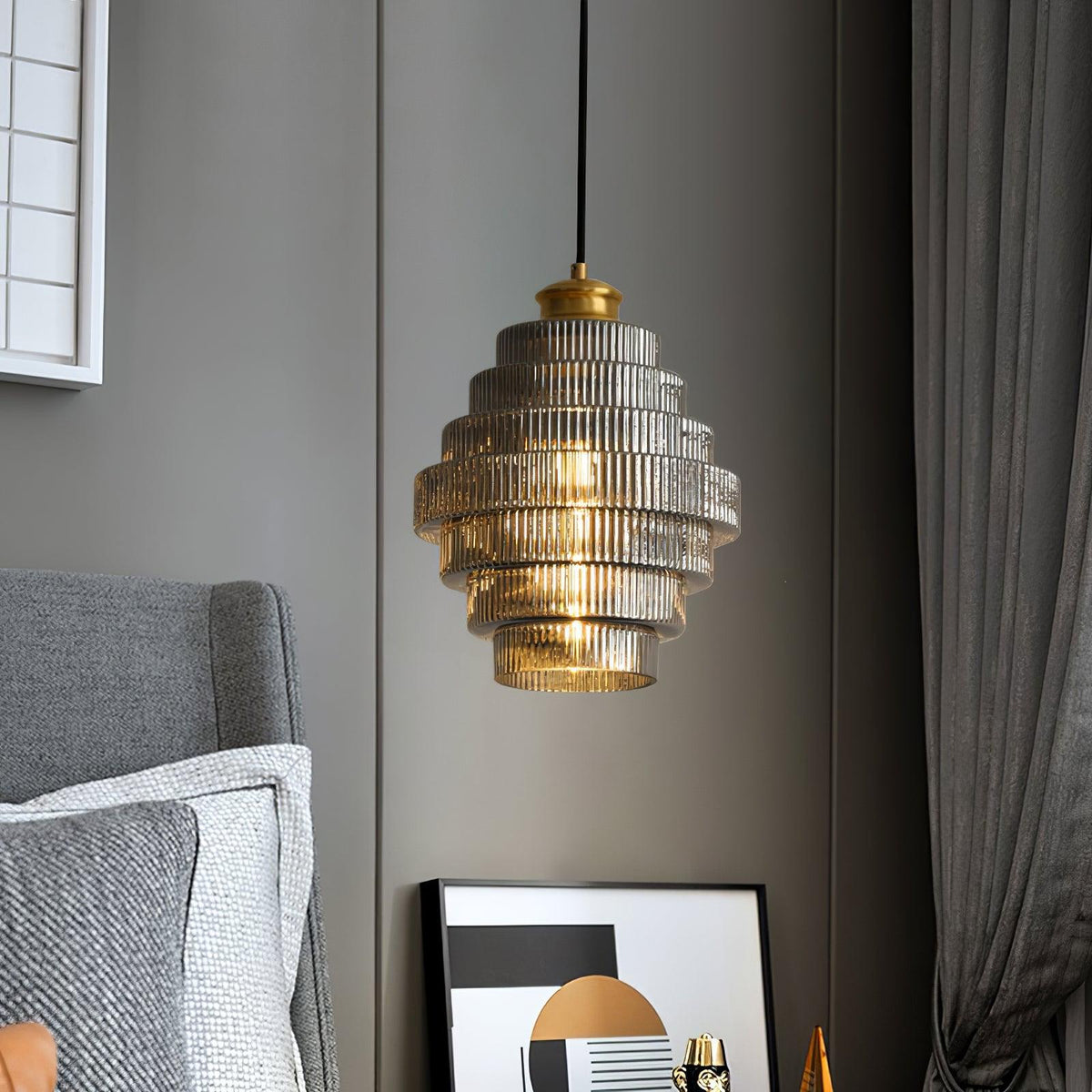 Lámpara colgante de cristal escalonado de 9.8 pulgadas, luz cálida, pantalla estriada, detalles en latón, altura ajustable, color gris humo ámbar, bombilla E26, modelo D | Thomler