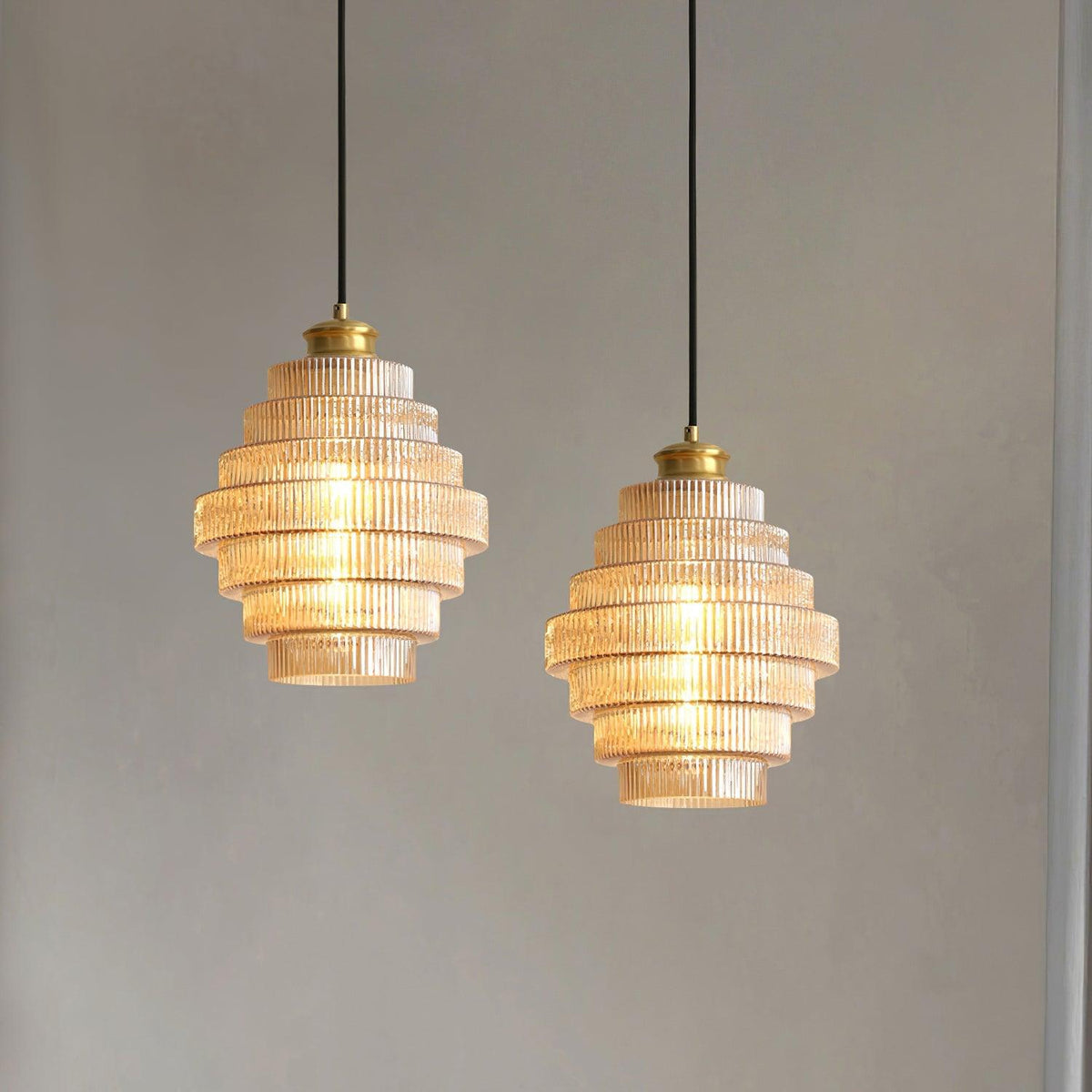 Lámpara colgante de cristal escalonado de 9.8 pulgadas, luz cálida, pantalla estriada, detalles en latón, altura ajustable, color gris humo ámbar, bombilla E26, modelo D | Thomler