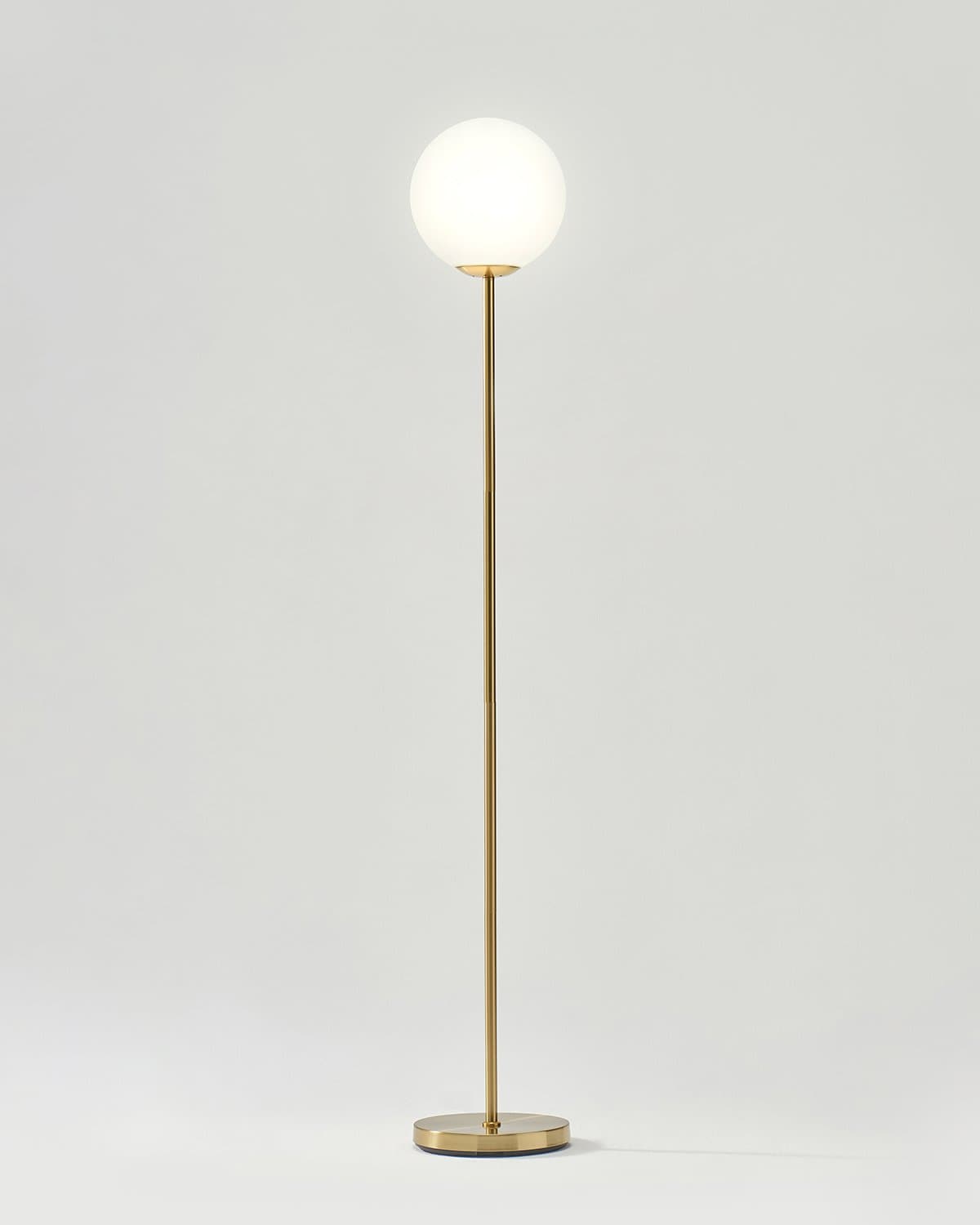 Messing vloerlamp 165 cm hoog voor woonkamers, slaapkamers en leeshoeken, warme sfeerverlichting, metalen frame, voetschakelaar, modern minimalistisch | Thomler