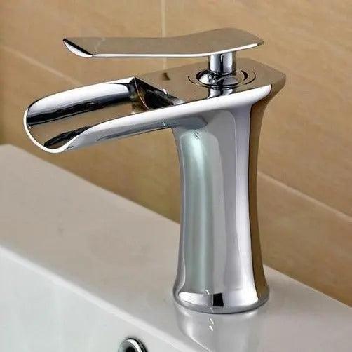 Badkamerkraan voor op het blad met eenhendelbediening in gepolijste metalen afwerking voor wastafel | Eigentijdse watervaluitloop | Eenvoudige installatie | Thomler