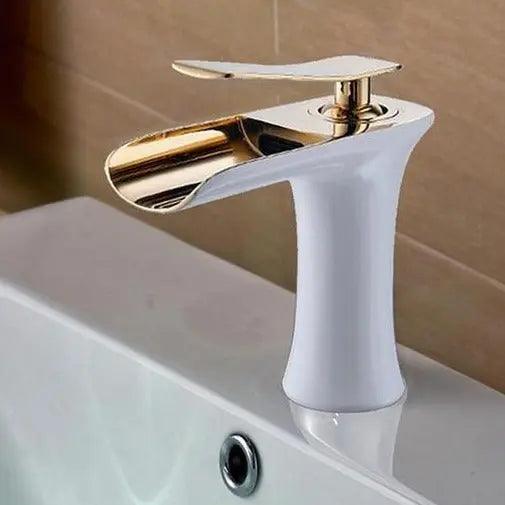 Badkamerkraan voor op het blad met eenhendelbediening in gepolijste metalen afwerking voor wastafel | Eigentijdse watervaluitloop | Eenvoudige installatie | Thomler