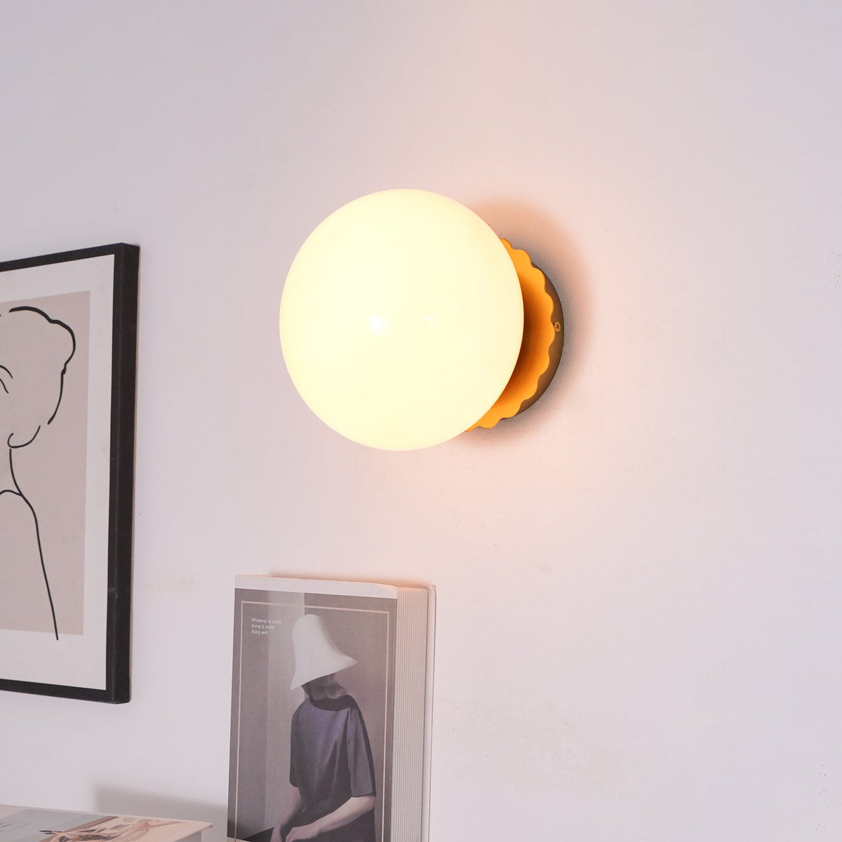 Aplique de cristal rosa ajustable con marco de metal para dormitorio, pasillo y sala de estar | Lámpara de techo y pared para interiores con base E26 E27 | Thomler
