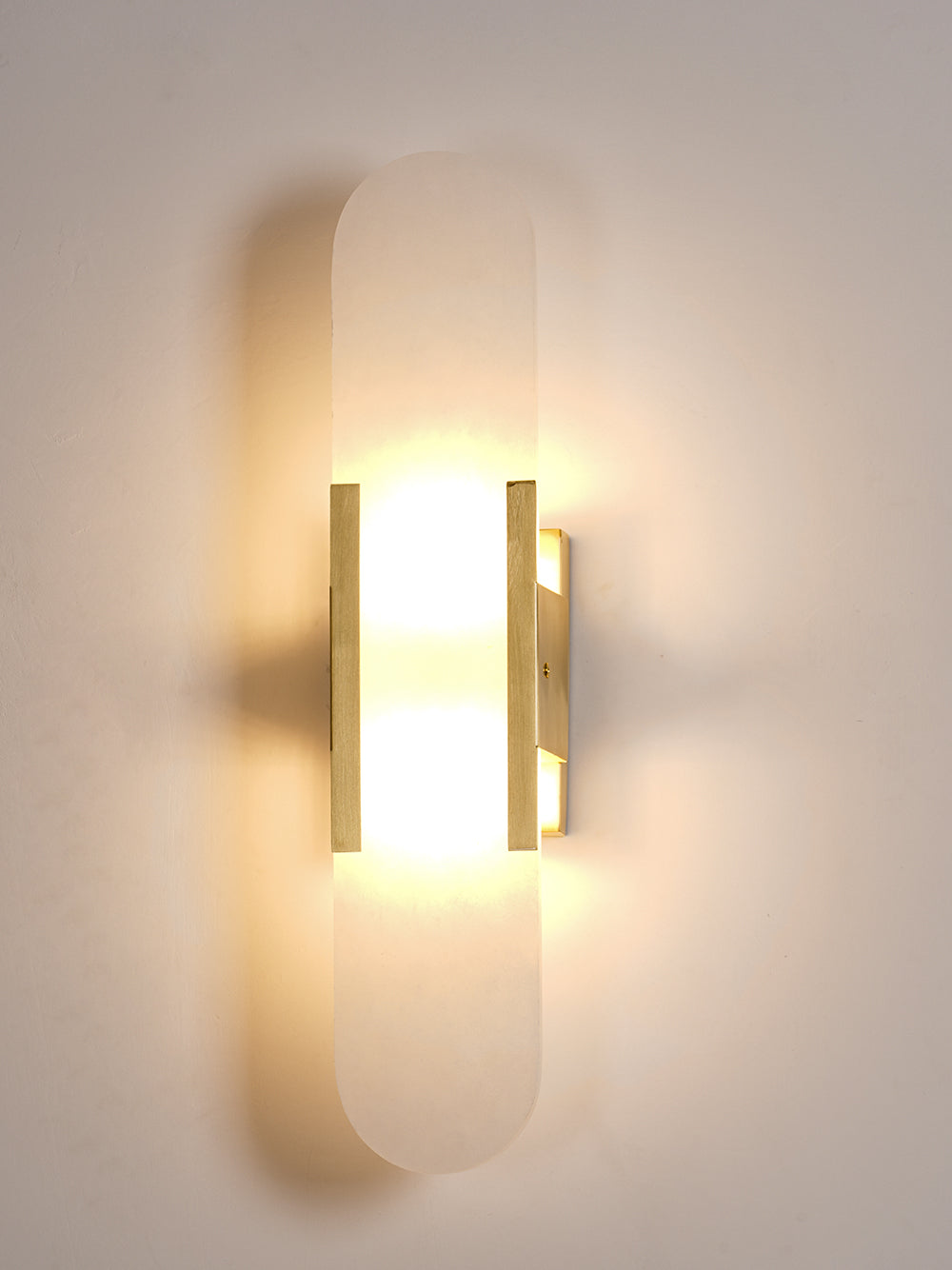 Aplique de alabastro hecho a mano con detalle en latón, lámpara de pared de 14 pulgadas para dormitorio, pasillo, sala de estar, accesorio interior, LED G4, piedra alargada moderna