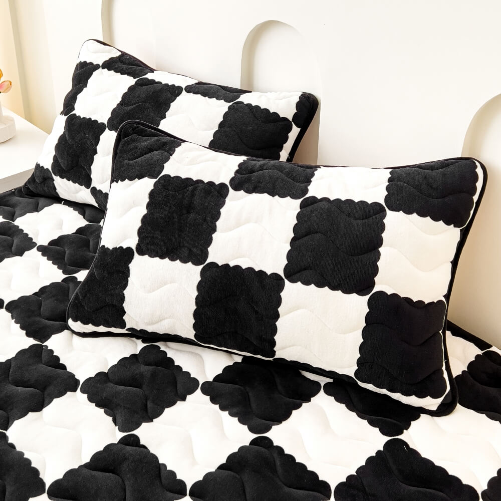 Plush Fitted Sheet Cover with Grid Pattern – Soft Velvet Bed Topper for Twin Full Queen King – Pet-Safe Elastic Mattress Protector