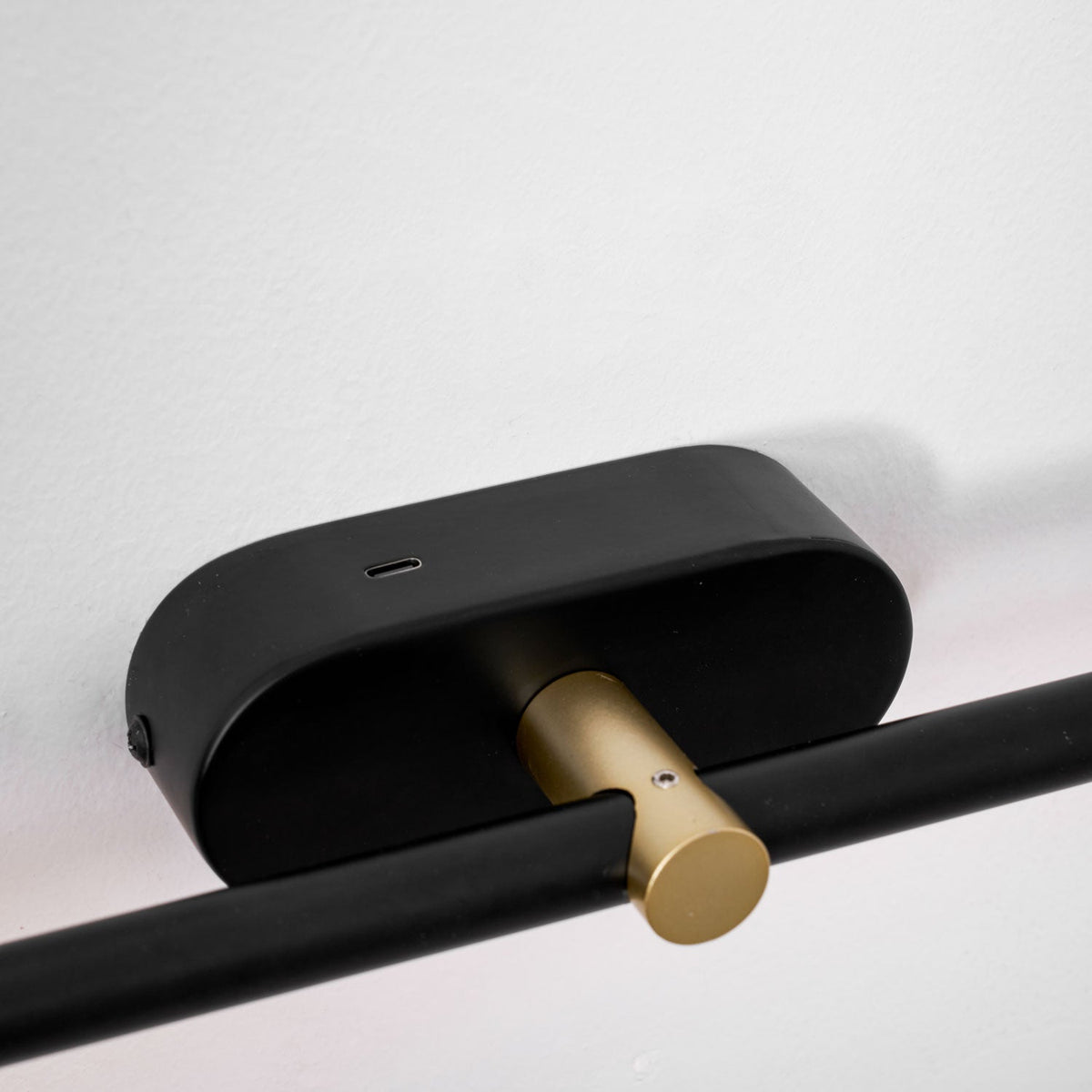 Lámpara de espejo de baño LED de 27 pulgadas, aplique de pared recargable y regulable, inalámbrico, color negro y dorado, accesorio de tocador con control táctil para baño de visitas