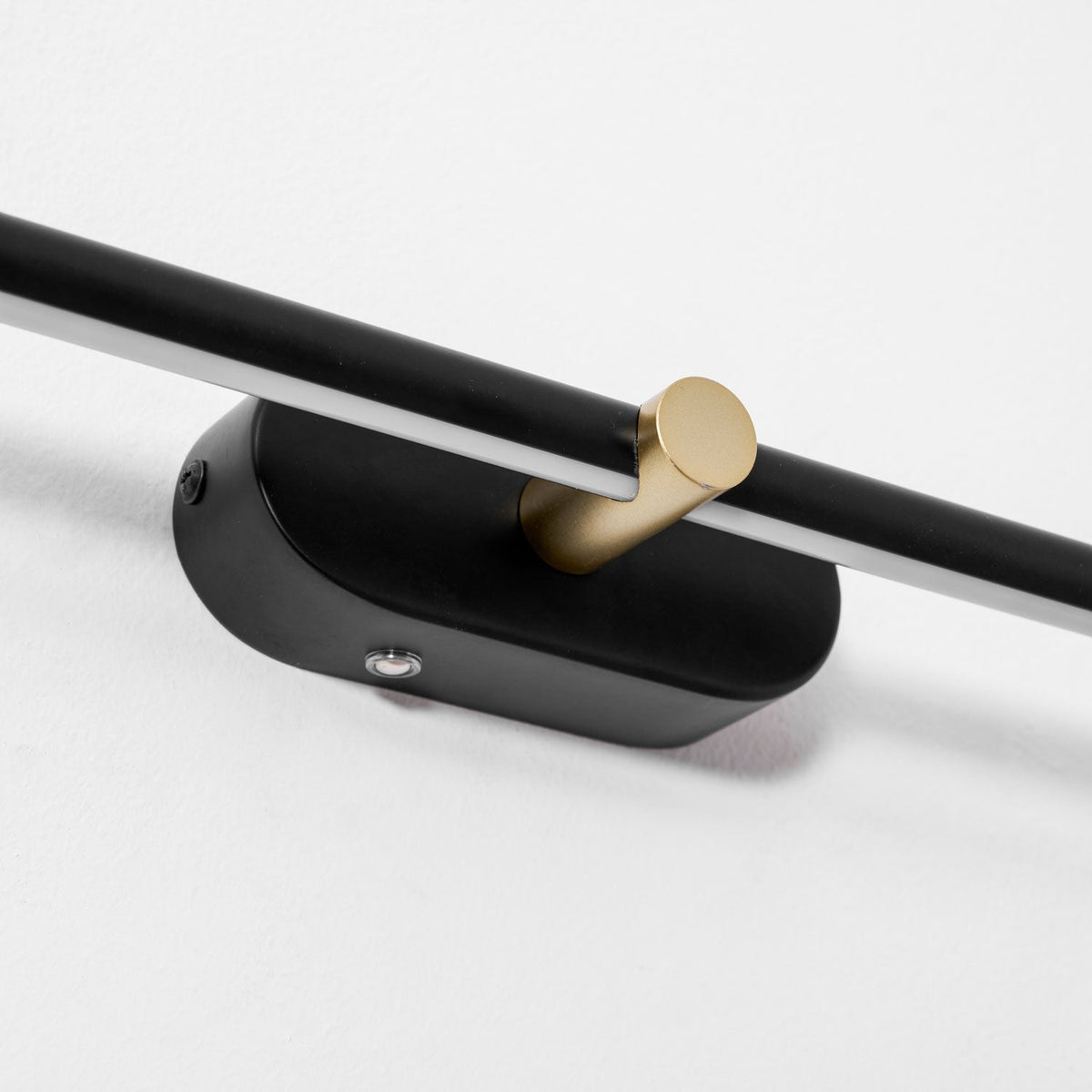 Lámpara de espejo de baño LED de 27 pulgadas, aplique de pared recargable y regulable, inalámbrico, color negro y dorado, accesorio de tocador con control táctil para baño de visitas