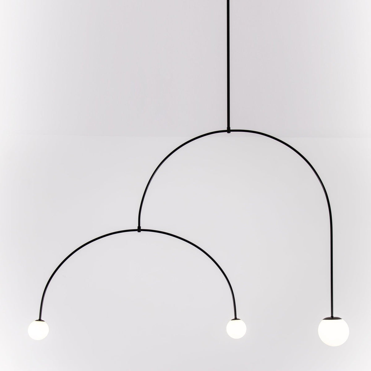 Lámpara de techo escultural con difusores de vidrio opalino, acabado en negro y latón, diseño de múltiples brazos para comedor, vestíbulo, lámpara de techo moderna