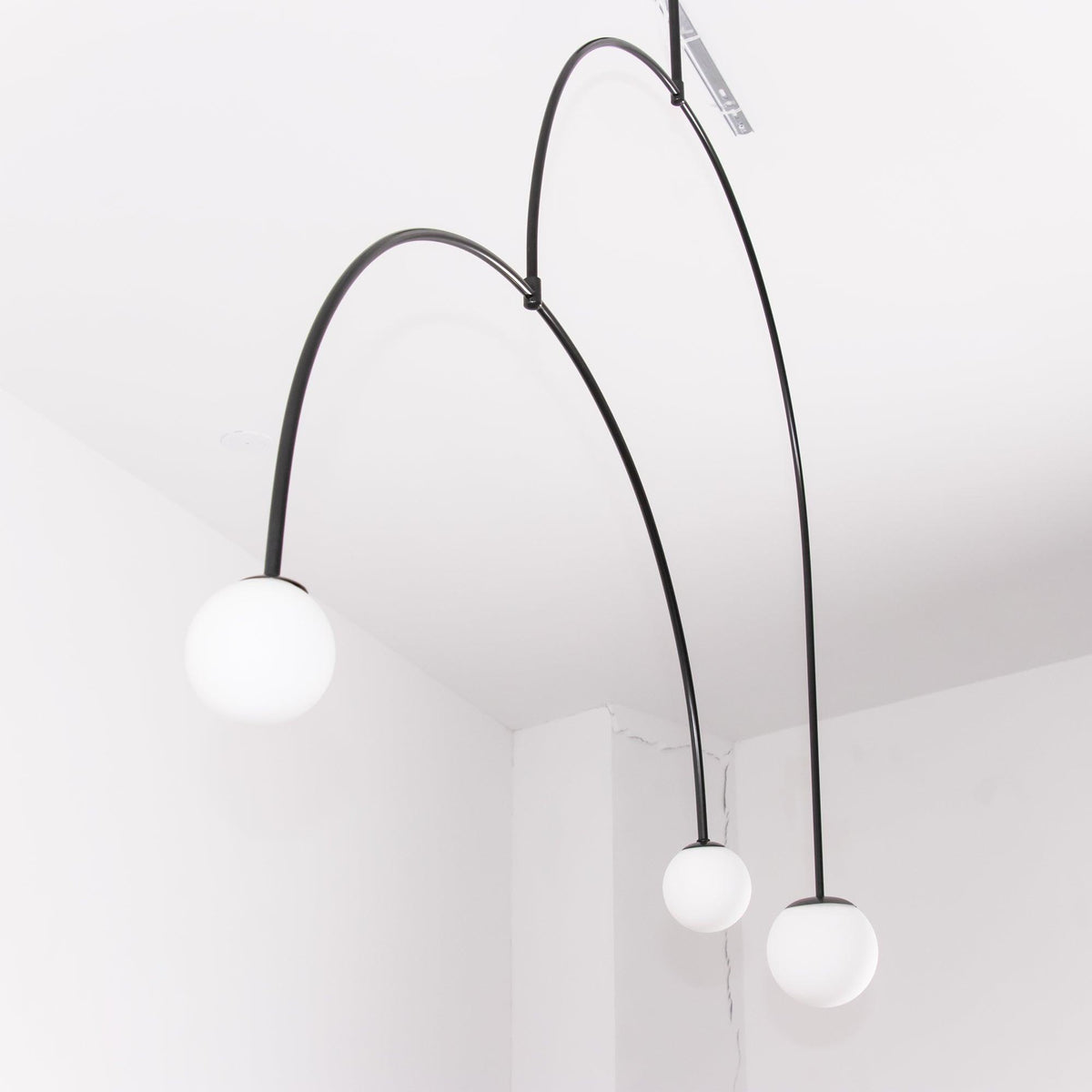 Lámpara de techo escultural con difusores de vidrio opalino, acabado en negro y latón, diseño de múltiples brazos para comedor, vestíbulo, lámpara de techo moderna