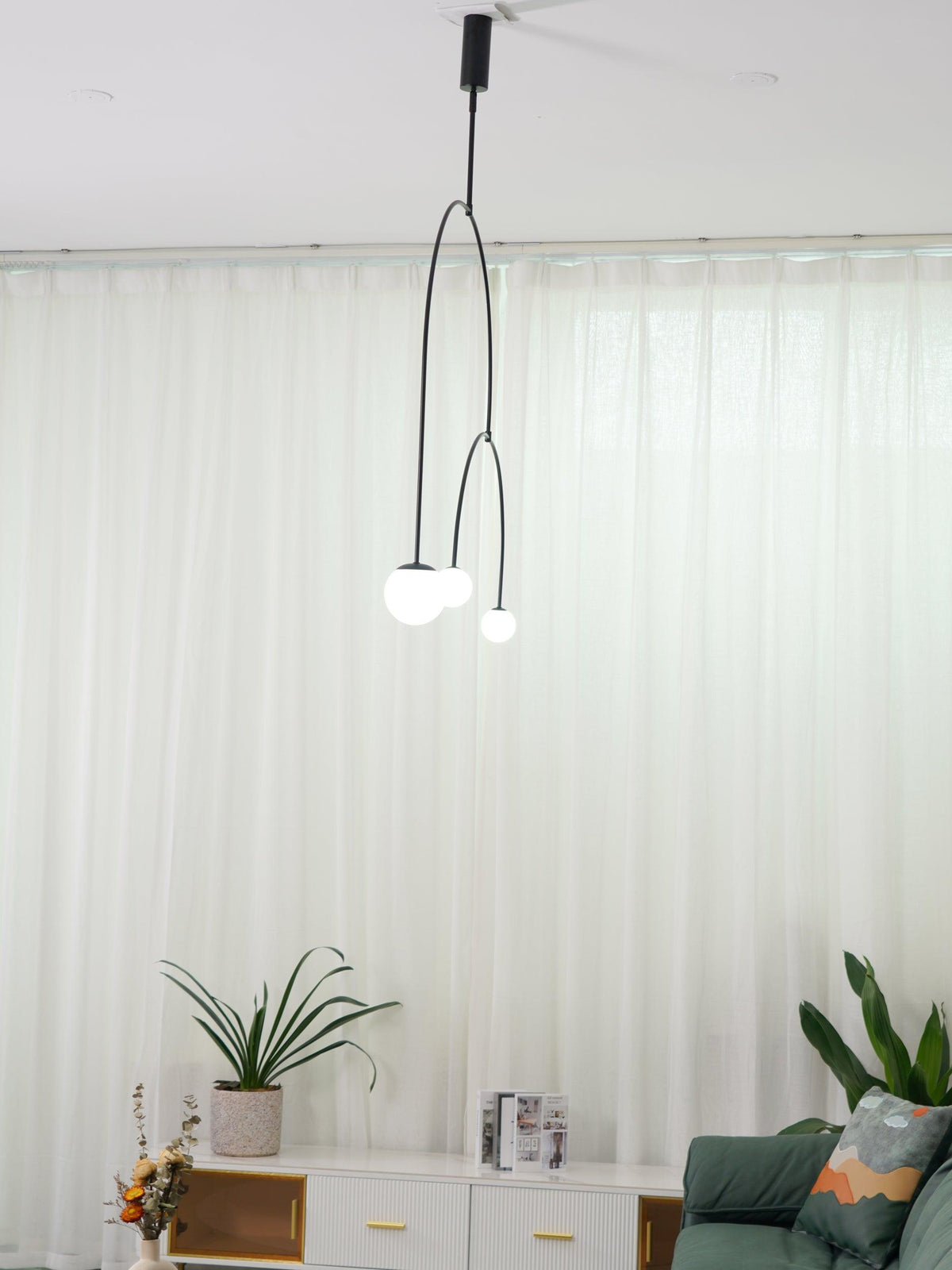Lámpara de techo escultural con difusores de vidrio opalino, acabado en negro y latón, diseño de múltiples brazos para comedor, vestíbulo, lámpara de techo moderna