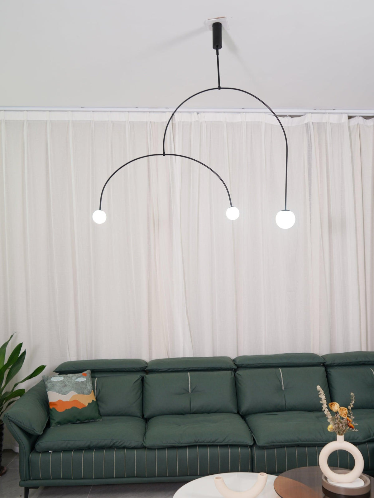 Lámpara de techo escultural con difusores de vidrio opalino, acabado en negro y latón, diseño de múltiples brazos para comedor, vestíbulo, lámpara de techo moderna
