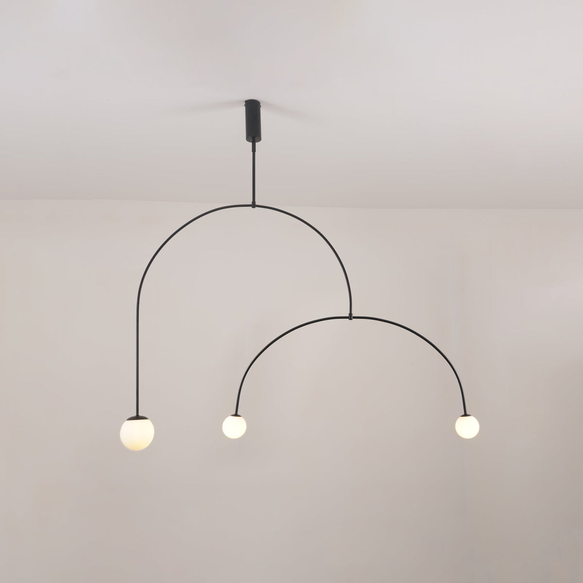 Lámpara de techo escultural con difusores de vidrio opalino, acabado en negro y latón, diseño de múltiples brazos para comedor, vestíbulo, lámpara de techo moderna