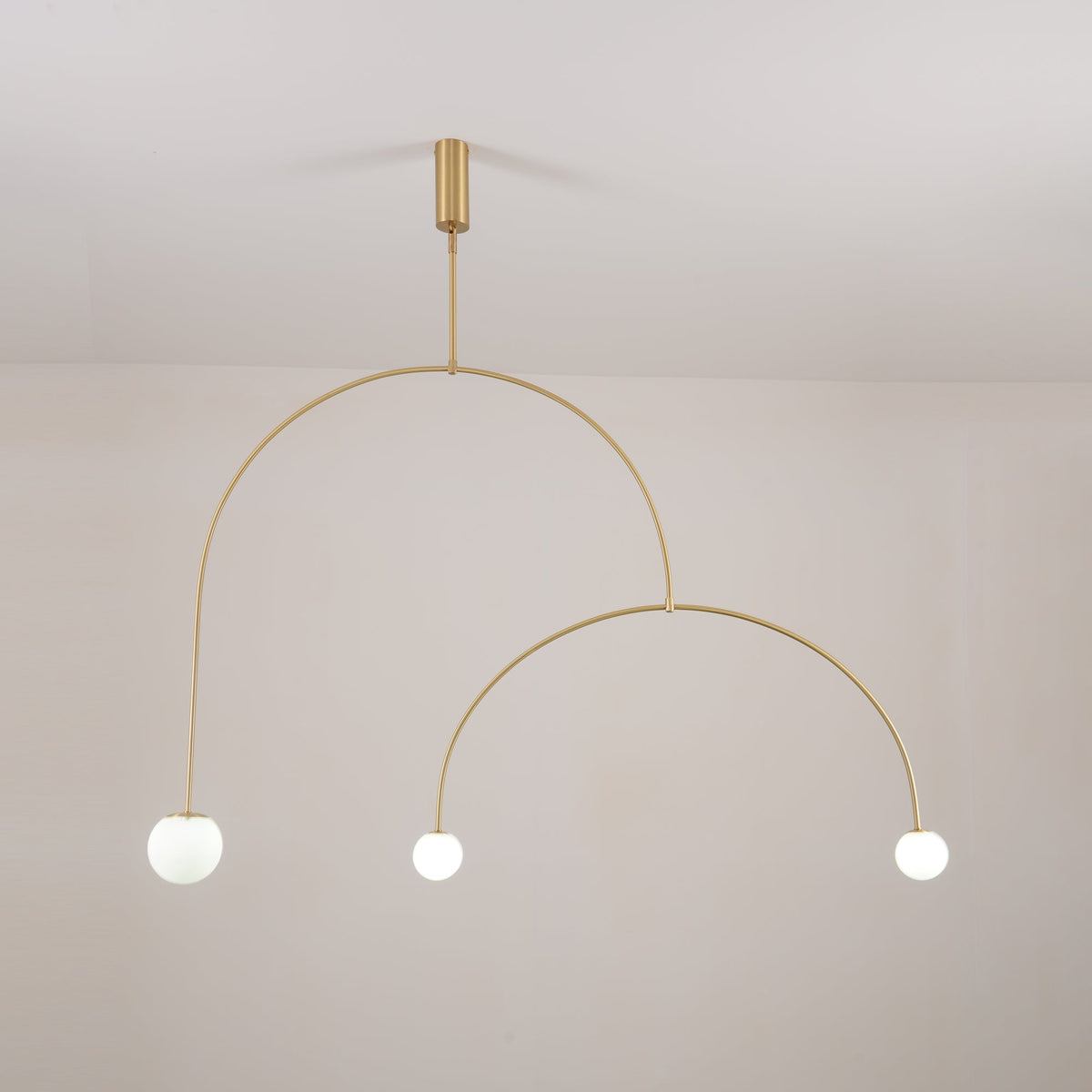 Lámpara de techo escultural con difusores de vidrio opalino, acabado en negro y latón, diseño de múltiples brazos para comedor, vestíbulo, lámpara de techo moderna