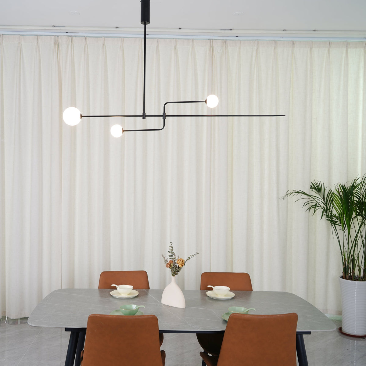 Lámpara de techo escultural con difusores de vidrio opalino, acabado en negro y latón, diseño de múltiples brazos para comedor, vestíbulo, lámpara de techo moderna
