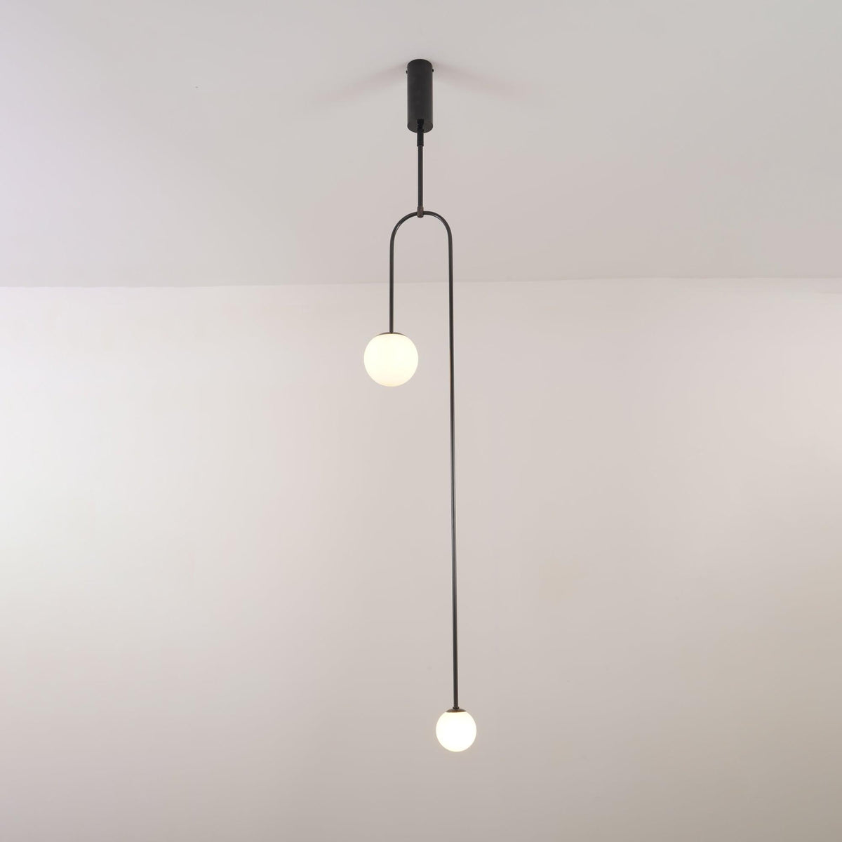 Lámpara de techo escultural con difusores de vidrio opalino, acabado en negro y latón, diseño de múltiples brazos para comedor, vestíbulo, lámpara de techo moderna