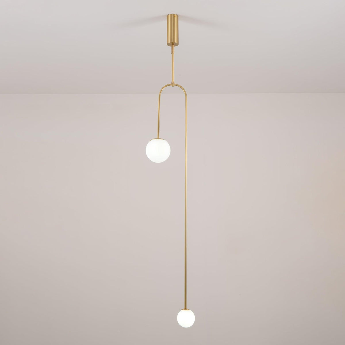 Lámpara de techo escultural con difusores de vidrio opalino, acabado en negro y latón, diseño de múltiples brazos para comedor, vestíbulo, lámpara de techo moderna