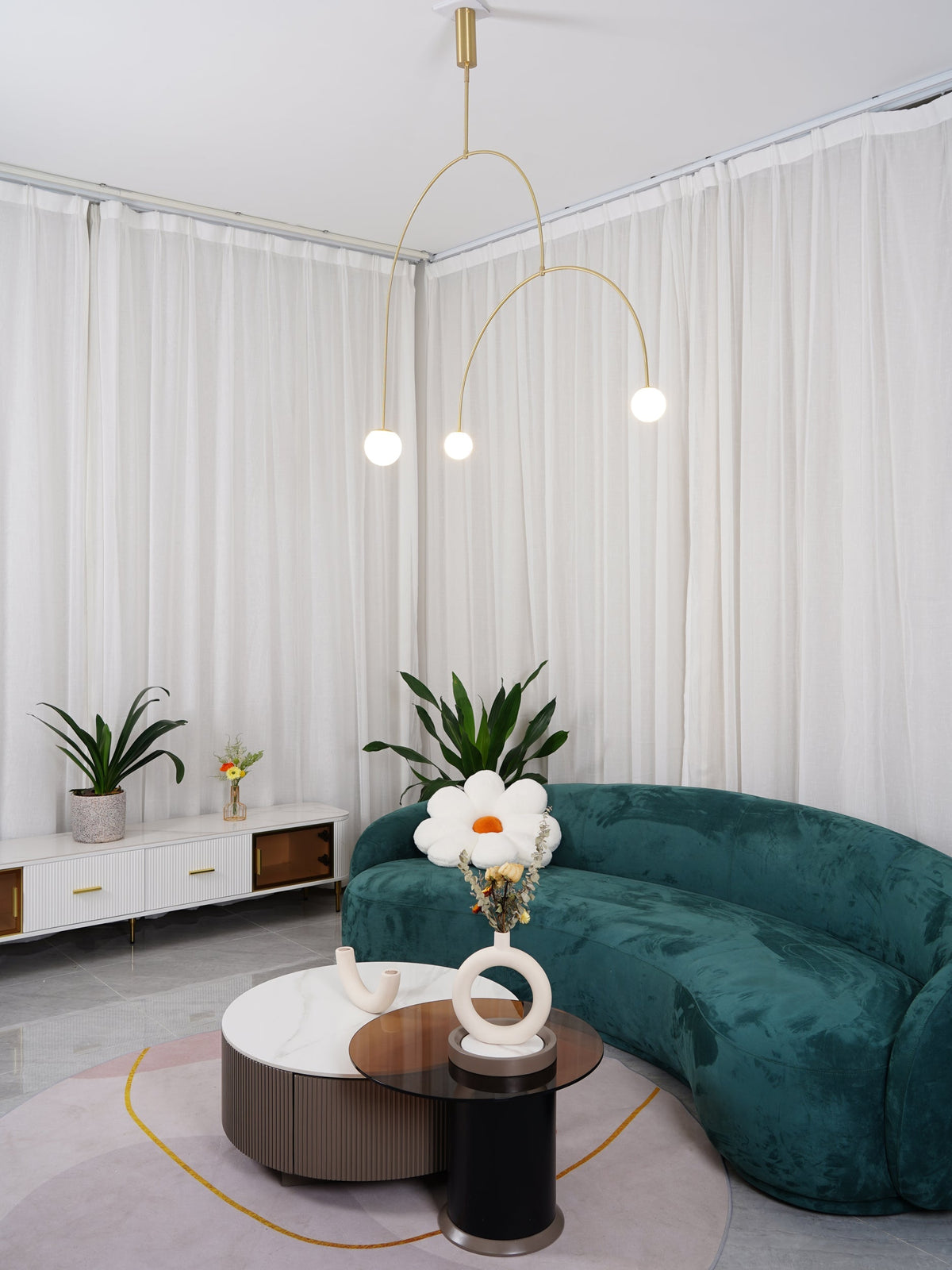 Lámpara de techo escultural con difusores de vidrio opalino, acabado en negro y latón, diseño de múltiples brazos para comedor, vestíbulo, lámpara de techo moderna