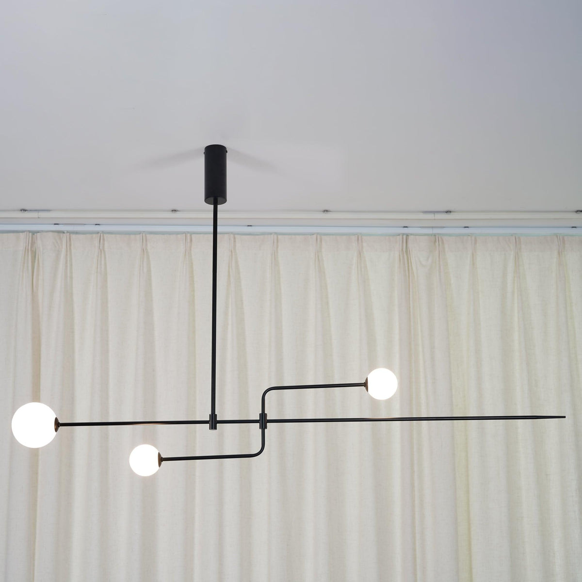 Lámpara de techo escultural con difusores de vidrio opalino, acabado en negro y latón, diseño de múltiples brazos para comedor, vestíbulo, lámpara de techo moderna