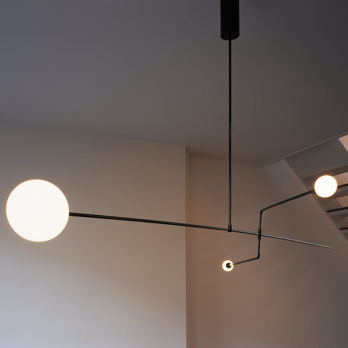 Lámpara de techo escultural con difusores de vidrio opalino, acabado en negro y latón, diseño de múltiples brazos para comedor, vestíbulo, lámpara de techo moderna