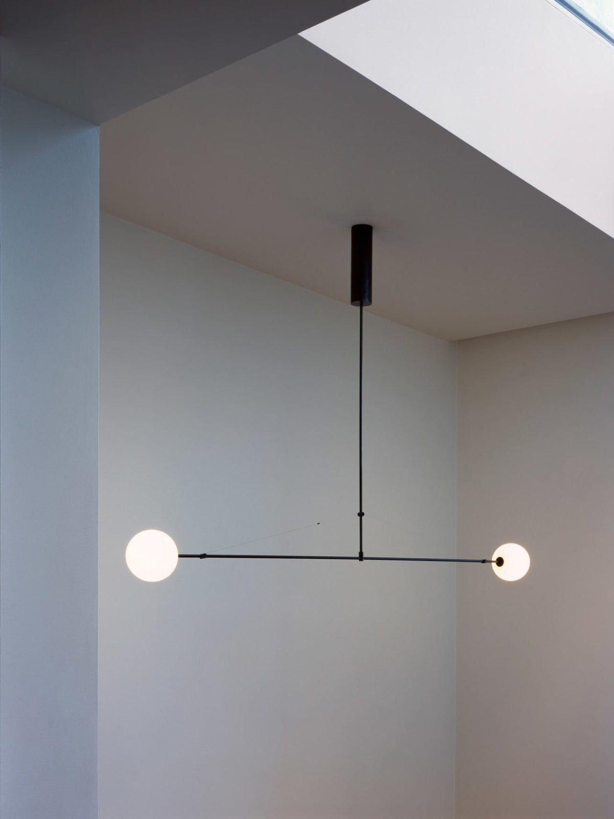 Lámpara de techo escultural con difusores de vidrio opalino, acabado en negro y latón, diseño de múltiples brazos para comedor, vestíbulo, lámpara de techo moderna