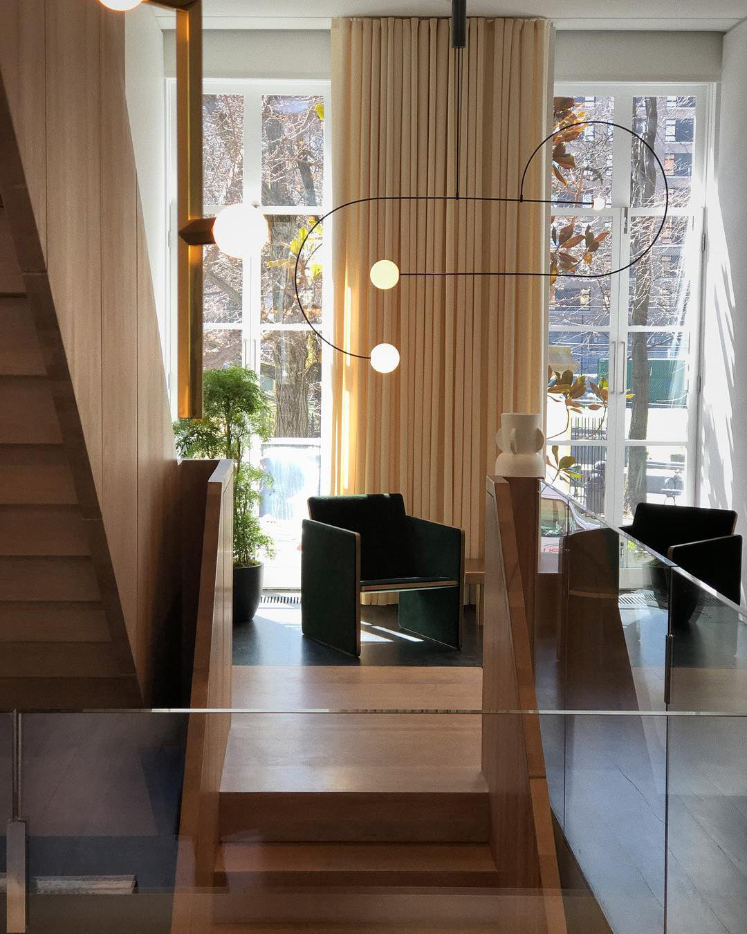 Lámpara de techo escultural con difusores de vidrio opalino, acabado en negro y latón, diseño de múltiples brazos para comedor, vestíbulo, lámpara de techo moderna