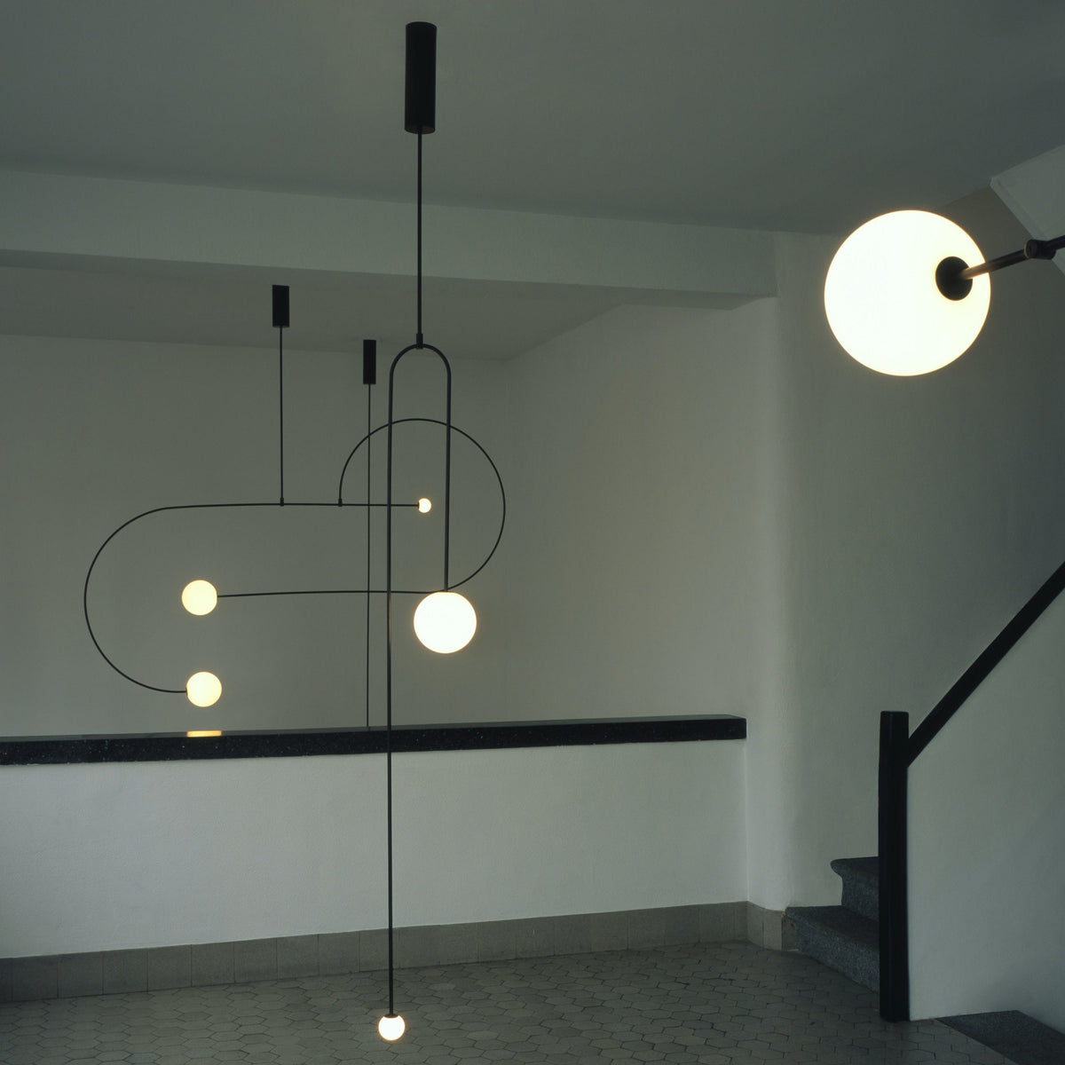 Lámpara de techo escultural con difusores de vidrio opalino, acabado en negro y latón, diseño de múltiples brazos para comedor, vestíbulo, lámpara de techo moderna