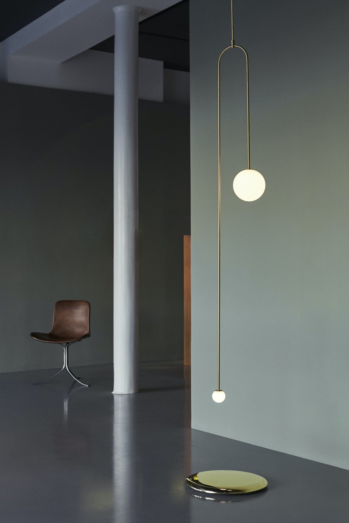 Lámpara de techo escultural con difusores de vidrio opalino, acabado en negro y latón, diseño de múltiples brazos para comedor, vestíbulo, lámpara de techo moderna