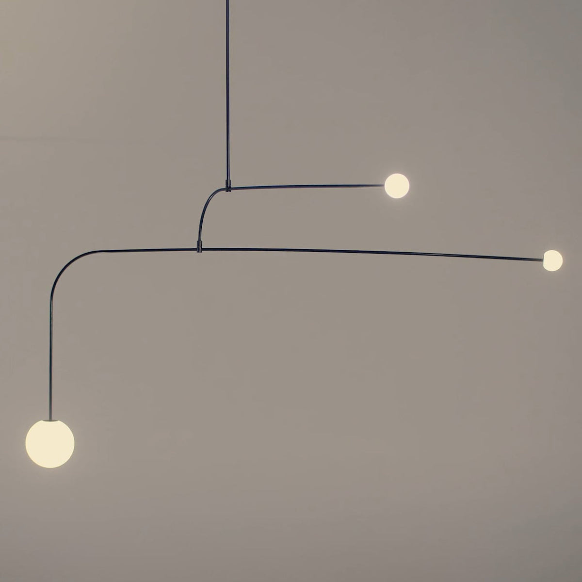 Lámpara de techo escultural con difusores de vidrio opalino, acabado en negro y latón, diseño de múltiples brazos para comedor, vestíbulo, lámpara de techo moderna